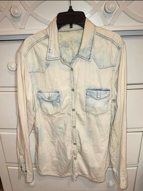 Gap 1969 cloud wash western denim shirt
Pearl Buttons Sz Large NWOT